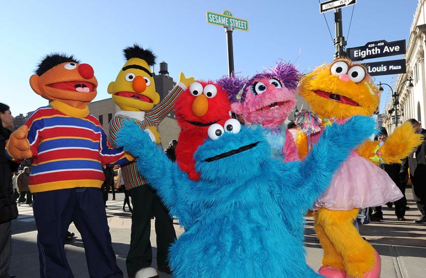 1963 startete die Kindersendung in Amerika. Zehn Jahre später waren Ernie, Bert, das Krümelmonster und Co. dann auch in Deutschland zu sehen.