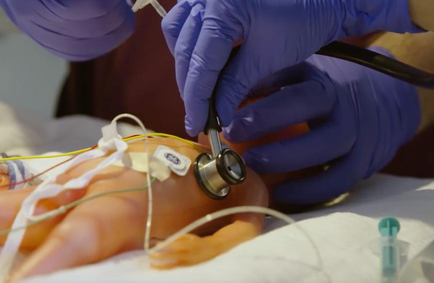 ... mit dem gebauten Baby könnten Ärzte weltweit Operationsszenarien trainieren, um im Ernstfall vorbereitet zu sein.