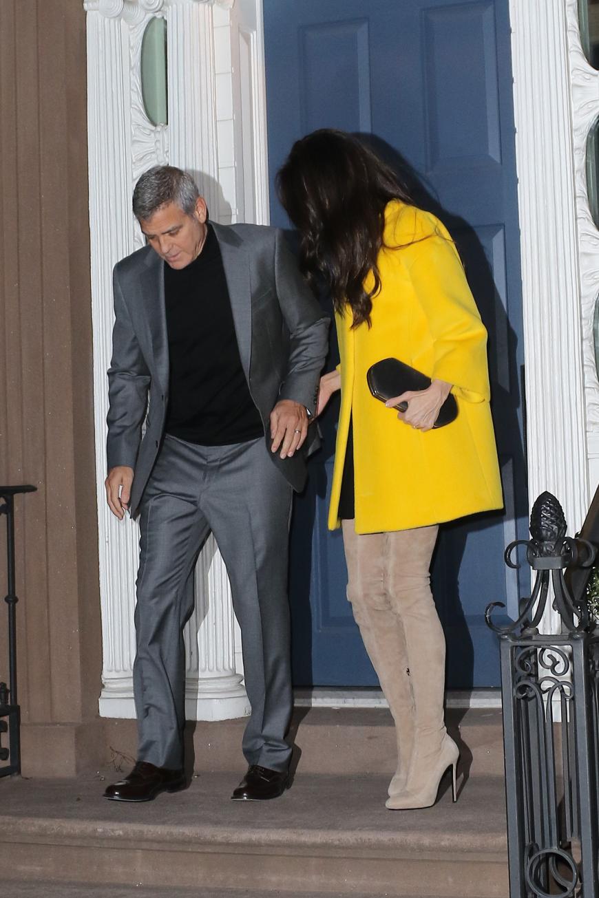 George torkelt und Amal versucht, die Fassung zu bewahren ...