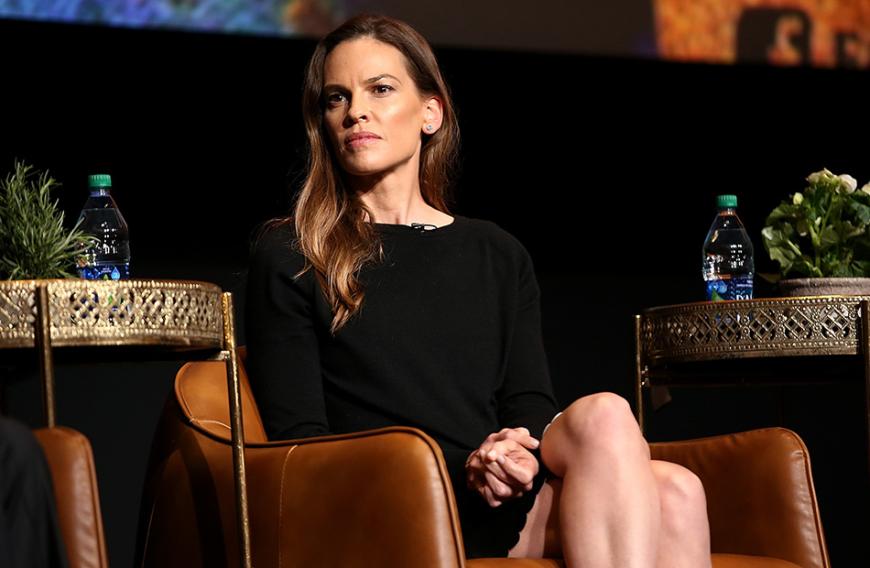 Hillary Swank wuchs in einer Wohnwagensiedlung in Washington auf. Als Teenie zog es sie nach Kalifornien, um ihre Schauspielkarriere anzukurbeln, doch das Geld reichte hinten und vorne nicht. Sie wohnte mit ihrer Mutter sogar eine Zeit lang in einem Auto.