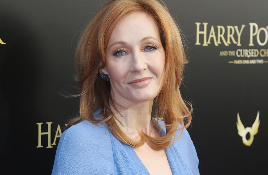 Ihre Geschichte klingt wie ein gelungenes Drehbuch und dürfte den meisten Menschen bekannt sein. J.K. Rowling lebt damals von Sozialhilfe und schreibt in einer Bar an einem Buch – DEM Buch schlechthin: