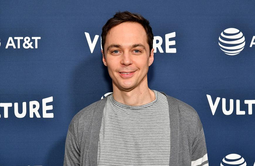 Man kennt und liebt ihn als Sheldon Cooper aus