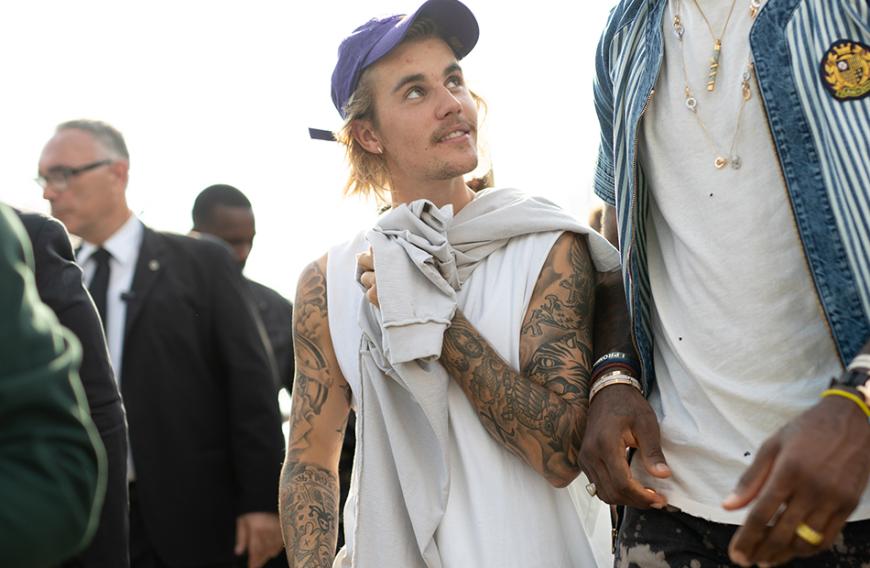 Justin Bieber wuchs bei seiner Mama auf – sie musste alles alleine stemmen und hielt sich mit mehreren Mini-Jobs über Wasser, um ihrem kleinen Gesangstalent ein gutes Leben zu ermöglichen, berichtet