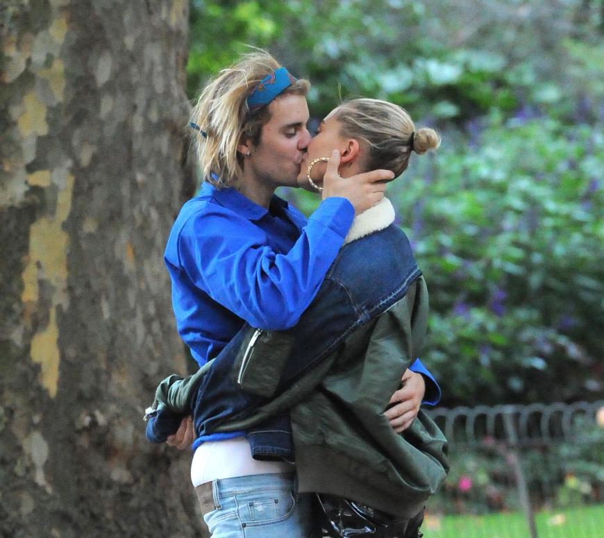 In einem Park in London knutschen Justin und Hailey miteinander. Für einen kleinen Moment glauben sie vielleicht, ungestört zu sein. Doch die Paparazzi folgen ihnen auf Schritt und Tritt.