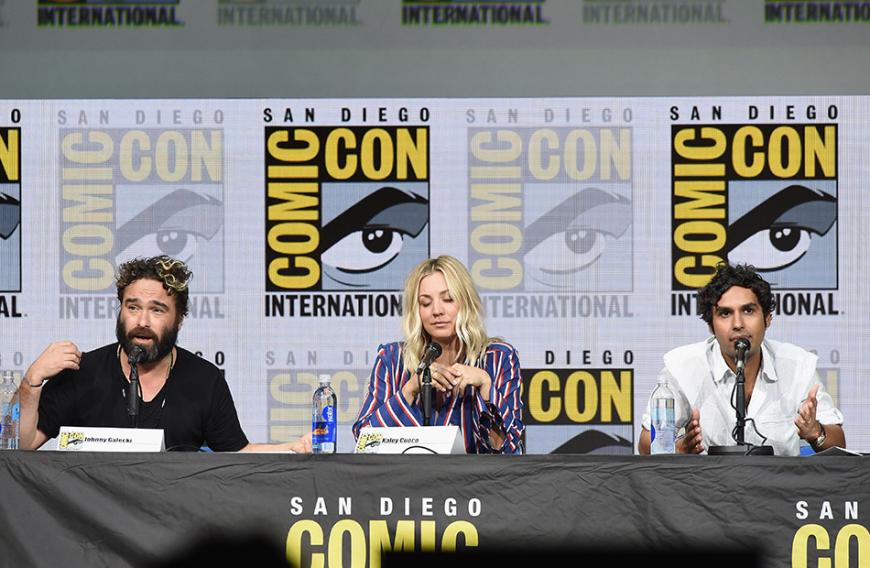 Johnny Galecki (Leonard), Kaley Cuoco (Penny) und Kunal Nayyar (Raj) auf der Comic-Con in San Diego. Dort verriet der Raj-Darsteller, dass das Ende seiner Figur die Grundlage für eine Fortsetzung schaffen könnte.