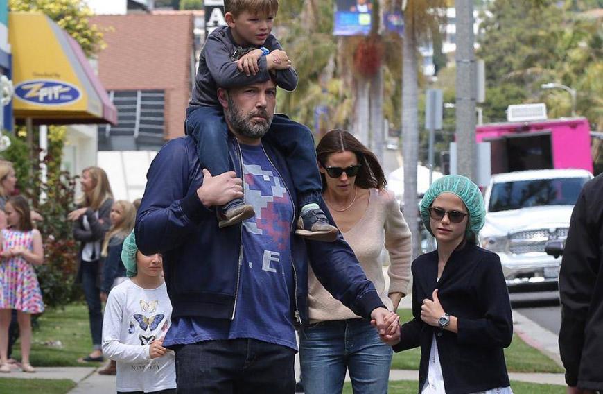 Jennifer Garner will die Familie zusammenhalten! Ex-Mann Ben Affleck befindet sich aktuell in einer Entzugsklinik, um gegen seine Alkoholsucht zu kämpfen.