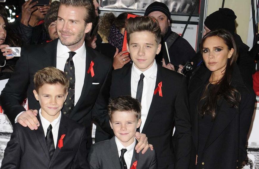 David und Victoria zusammen mit ihren Söhnen Romeo, Cruz und Brooklyn. Auf dem Bild fehlt Töchterchen Harper. Bekommen die Kids jetzt wirklich noch ein Geschwisterchen?
