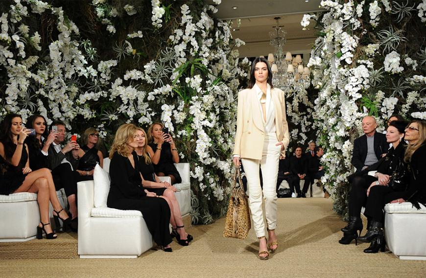 Letztes Jahr war sie das bestbezahlte Model der Welt und lief für alle großen Designer - in diesem Jahr sitzt sie nur im Publikum. Währenddessen laufen ihr ihre Model-Freundinnen davon ...