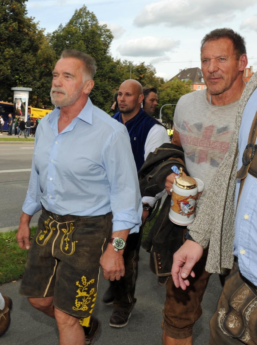 Der Terminator gibt sich auf der Wiesn die Ehre: Arnold Schwarzenegger feiert mit seinem Muskel-Freund Ralf Möller den Oktoberfest-Anstich im Marstall-Festzelt.