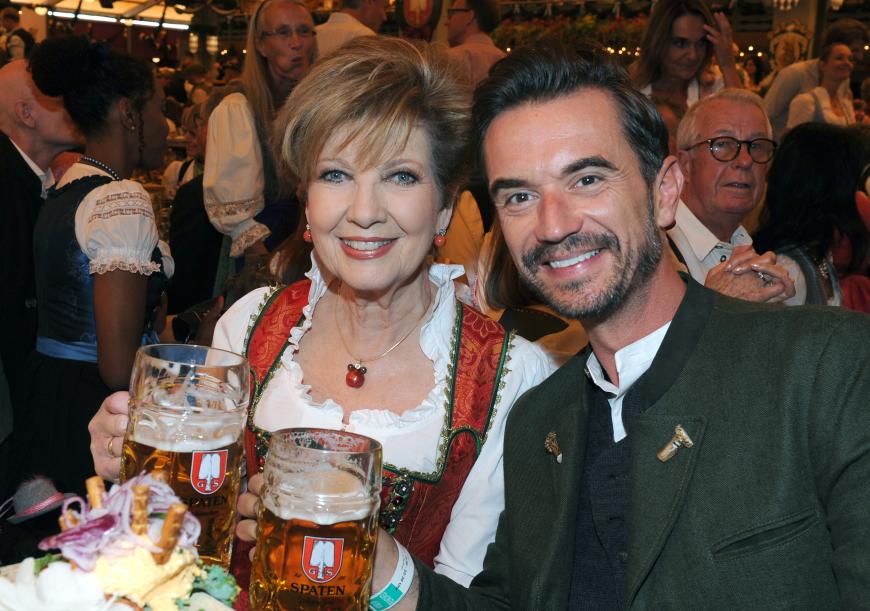 Schlagersänger Florian Silbereisen hat im Schottenhamel sein Bier genossen. Ohne Lebensgefährtin Helene Fischer, dafür aber mit TV-Legende Carolin Reiber.
