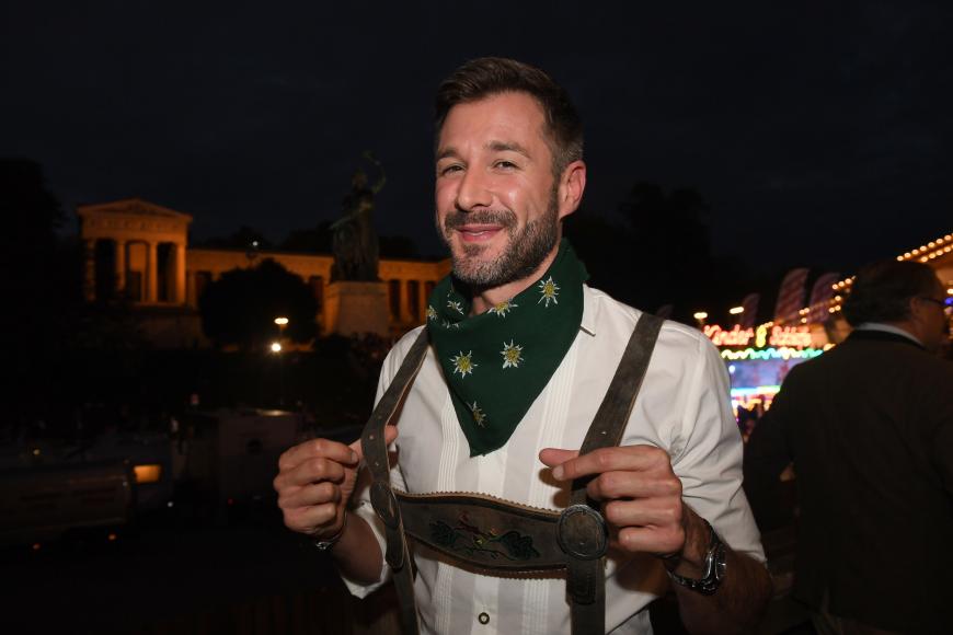 Ob Moderator Jochen Schropp schon die ein oder andere Maß Bier hatte?