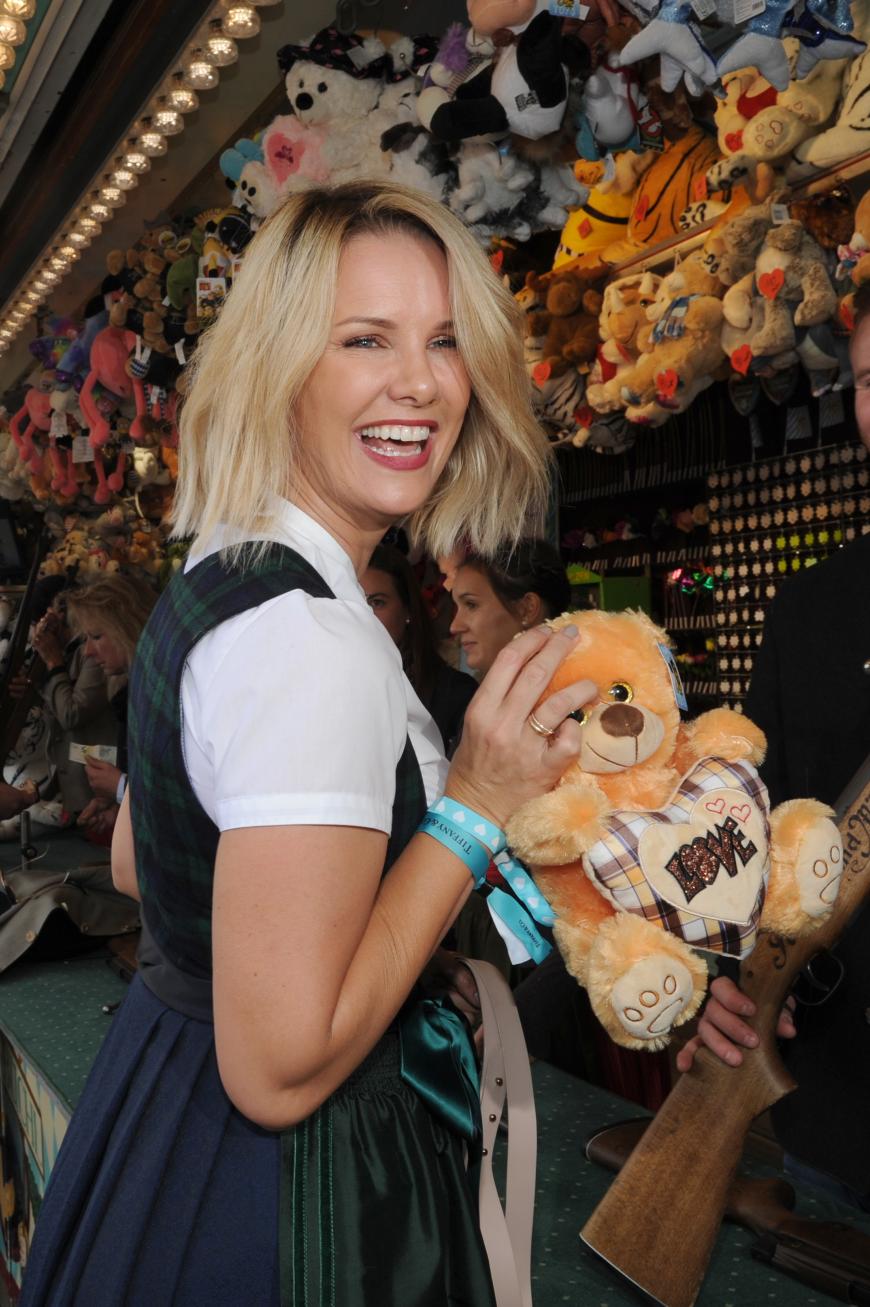 Model Monica Ivancan vergnügt sich erstmal an einem Schießstand auf dem Oktoberfest. Und hatte sichtlich Erfolg: Ein Teddybär durfte mit ins Festzelt ziehen!