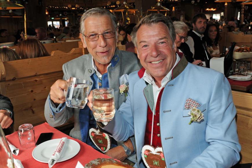 Schlagersänger Patrick Lindner ist mit seinem Freund Peter Schäfer zum 185. Wiesn-Einzug erschienen. Später ging‘s ins Schottenhamel-Zelt.
