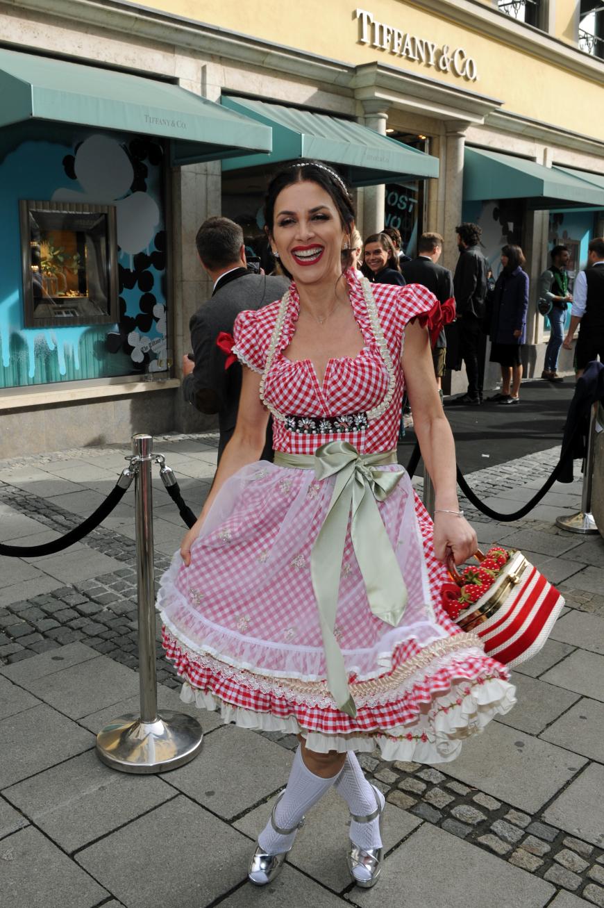 Viktoria Lauterbach kommt am ersten Wiesn Tag zum Breakfast at Tiffany.