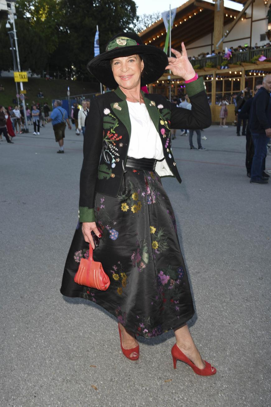Barbara Engel fällt mit ihrer Kleidung gerne auf, so auch in ihrem ungewöhnlichen Dirndl.