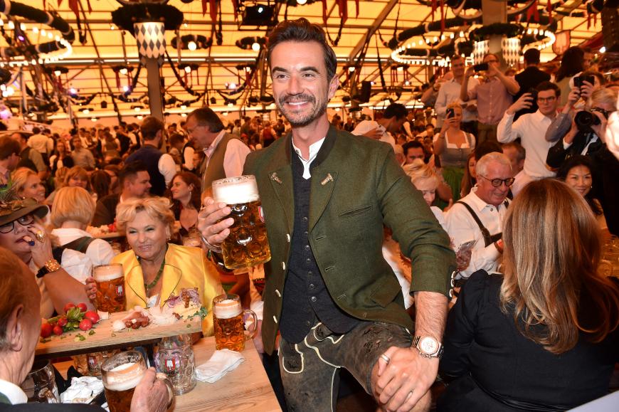 Die Krüge hoch! Schlagersänger Florian Silbereisen lässt sich das Bier auf dem Oktoberfest schmecken ...