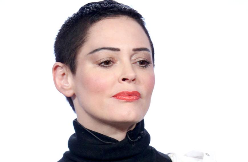 Rose McGowan musste ihre Familie schon früh finanziell unterstützen. Sie versuchte sich zum Beispiel als Straßenmusikerin. Sie konnte sich in den späteren Jahren nicht mal eine Wohnung leisten und lebte auf der Straße! Heute ist zum Glück alles anders.
