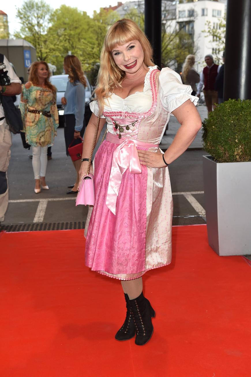 Die Ex-Dschungelcamperin Sandra Steffl macht in ihrem rosafarbenen Dirndl eine gute Figur!