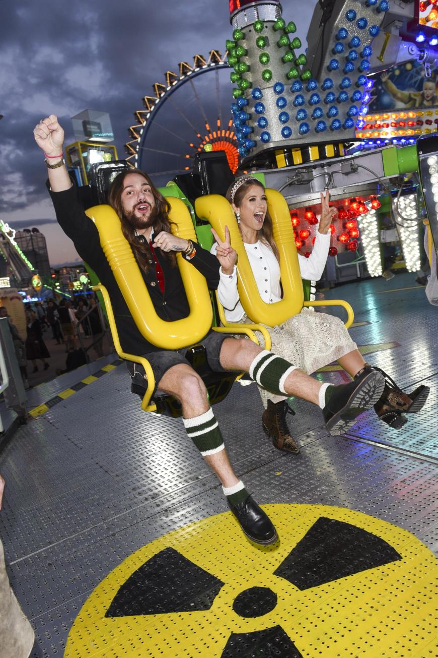 Nichts für schwache Nerven! Blogger Riccardo Simonetti und Spielerfrau Cathy Hummels wagen eine wilde Fahrt in einem Fahrgeschäft.