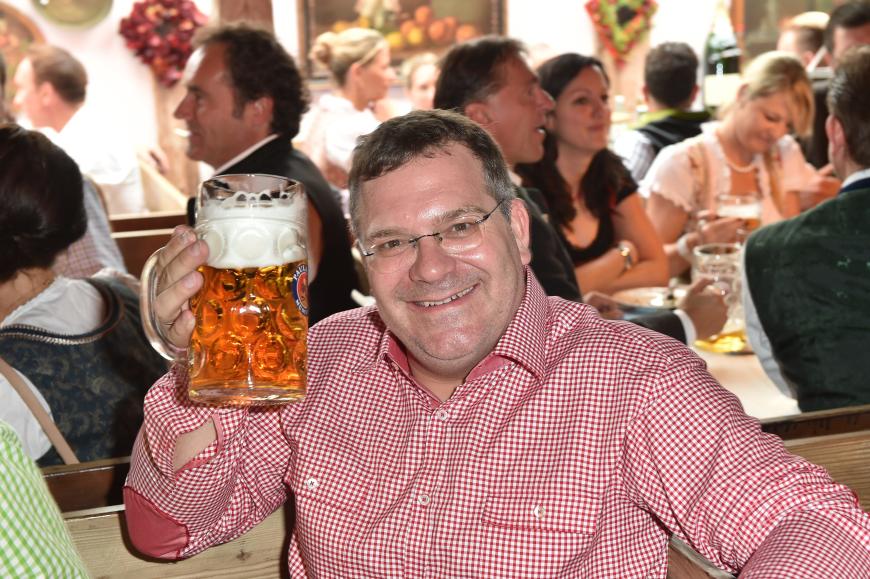 Prost, Elton! Der Moderator genehmigt sich im Festzelt eine Maß.