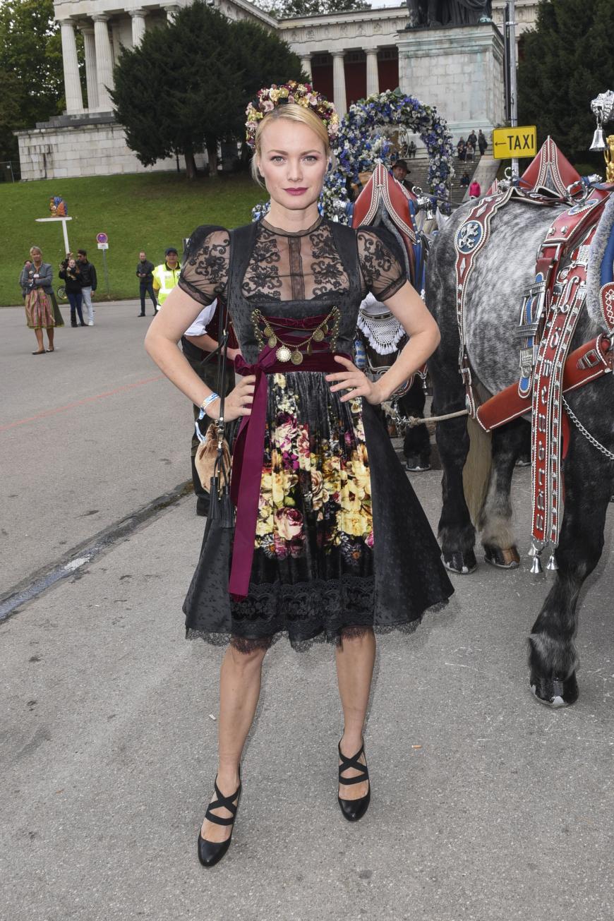 Wow! Franziska Knuppe sieht in ihrem edlen Dirndl mit vielen Details super aus.