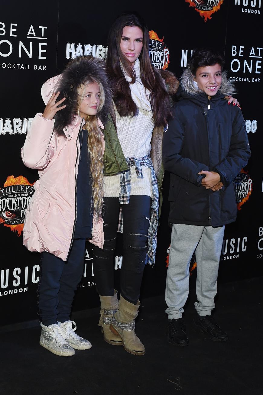 Katie Price hat fünf Kids von drei verschiedenen Männern. Doch statt sich um diese zu kümmern, macht sie lieber alleine Party-Urlaub.