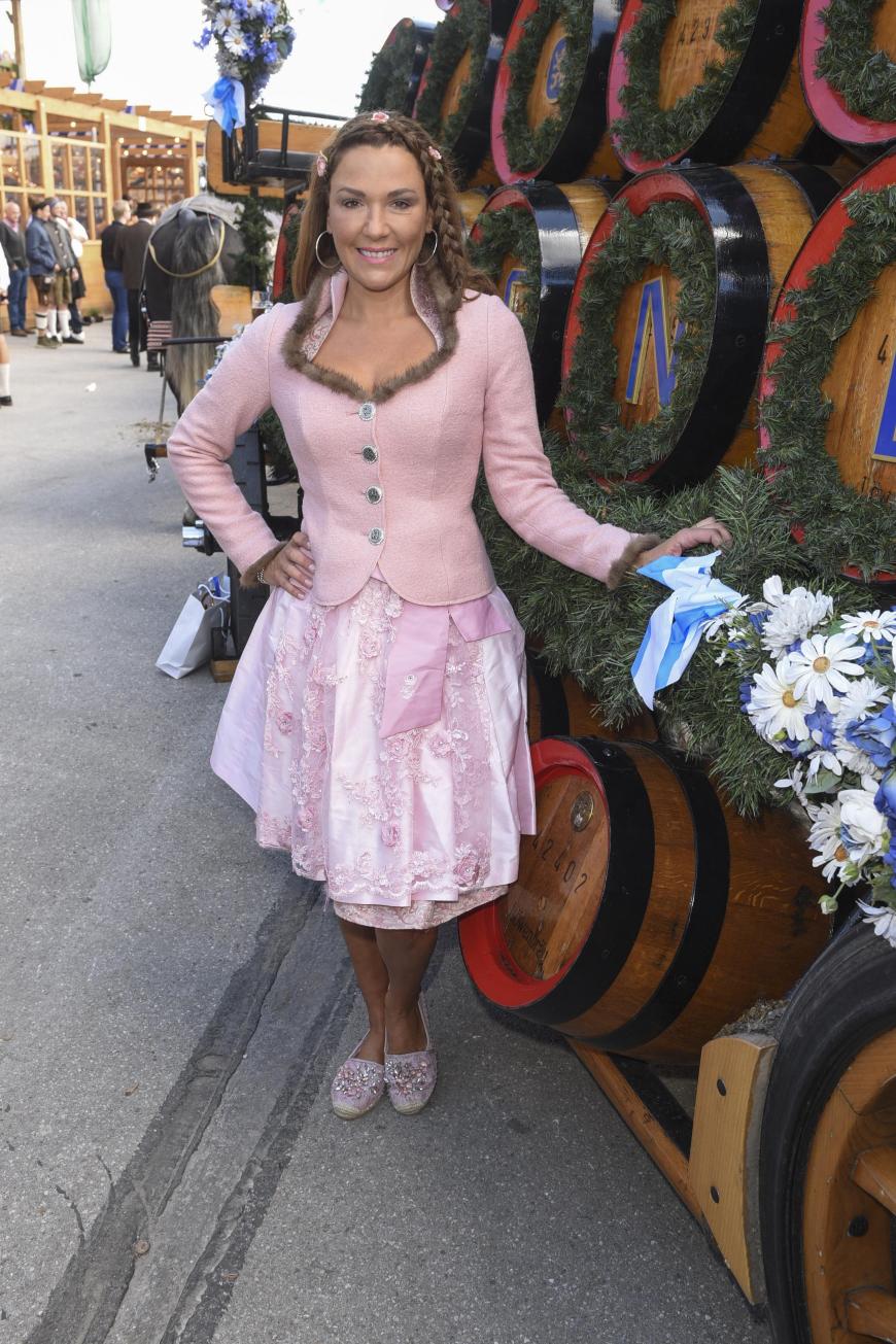 Simone Ballack ganz in rosa macht es vor: Wem's auf der Wiesn zu kalt wird, wählt einfach noch ein passendes Jäckchen zum Dirndl.