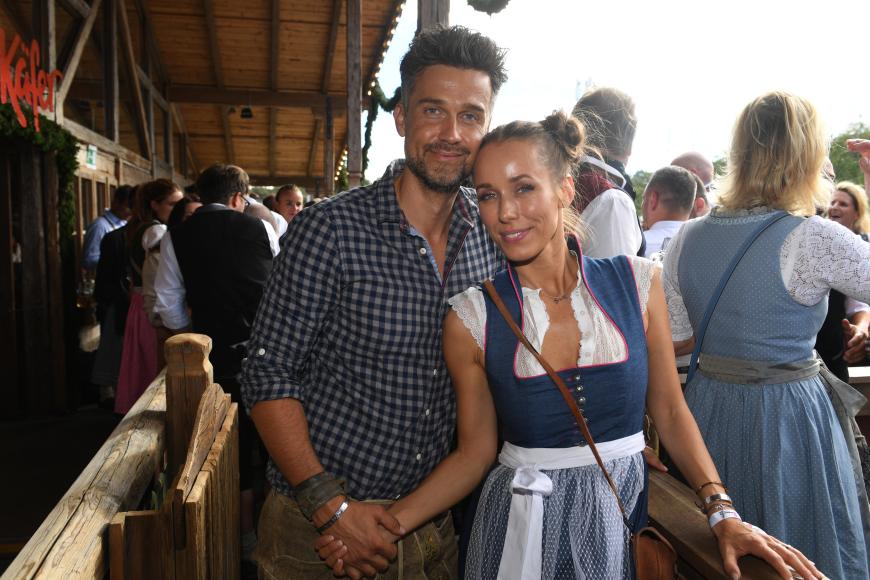 Was für ein hübsches Paar! Annemarie und Wayne Carpendale vor dem Käfer-Festzelt.