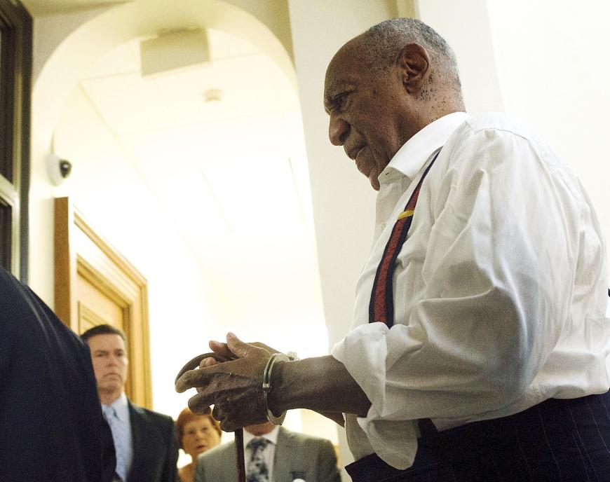 Bill Cosby muss hinter Gitter! Der TV-Entertainer wurde wegen sexuellen Missbrauchs angeklagt und muss nun mindestens drei Jahre ins Gefängnis.