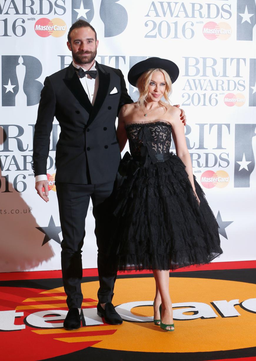 Kylie Minogue und Joshua Sasse: „Wir wünschen uns nur das Beste für den jeweils anderen, während wir unseren Horizont erweitern.“ Neue Partner als Horizonterweiterung zu bezeichnen: wie originell! Die beide waren drei Jahre liiert und giften sich heute öffentlich an.