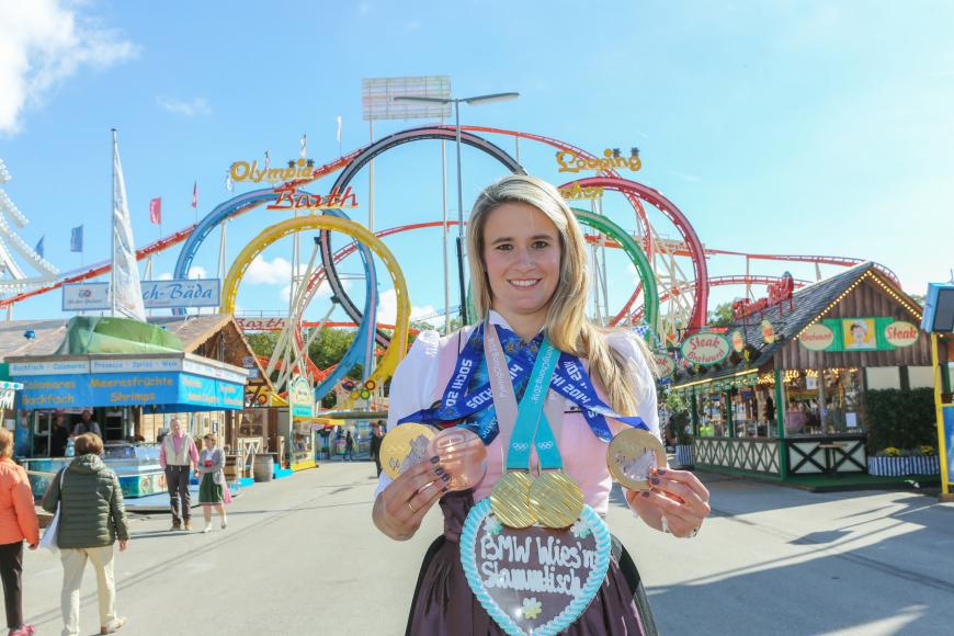 Natalie Geisenberger, Olympiasiegerin im Rennrodeln, präsentiert stolz ihre Medaillen.