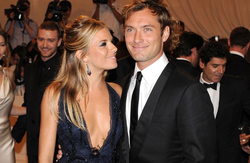 Sienna Miller und Jude Law waren einst auch ein echtes Traumpaar. Doch Sienna reichte dem Kino-Star wohl nicht aus. Er suchte Bestätigung bei anderen Frauen und hüpfte ausgerechnet mit der Babysitterin ins Bett.