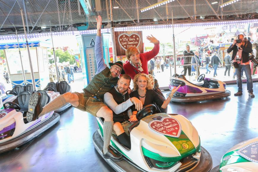 Was für eine Truppe! Ex-Skirennläufer Christian Neureuther mit Ehefrau Rosi Mittermaier und Automobilrennfahrer Martin Tomczyk mit seiner Angetrauten Christina Surer toben sich im Rahmen der BMW Sportlerwiesen am Autoscooter aus.