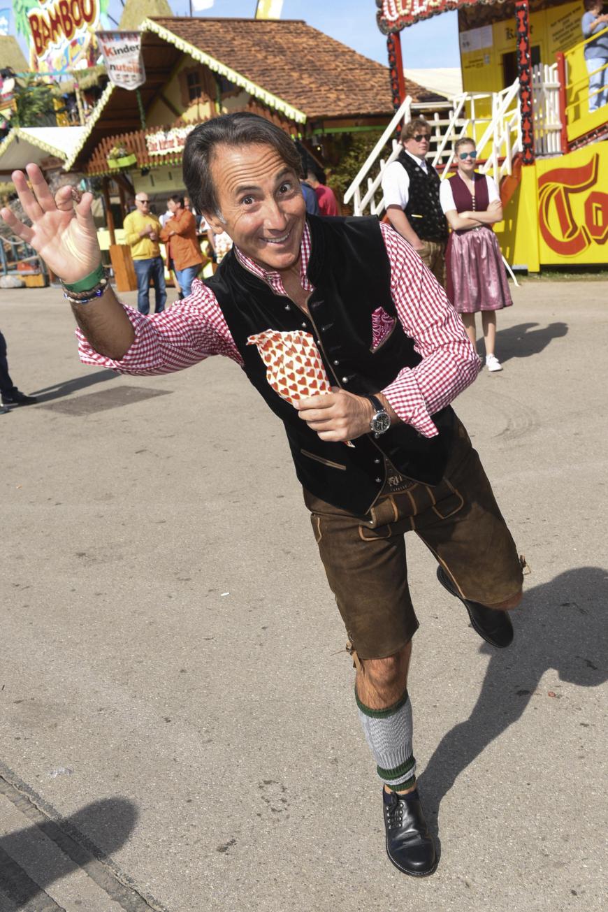 Zu Gast ist auch der italienische Schauspieler Bruno Maccallini, der sich ein paar gebrannte Mandeln gönnt. Aber nicht umfallen!
