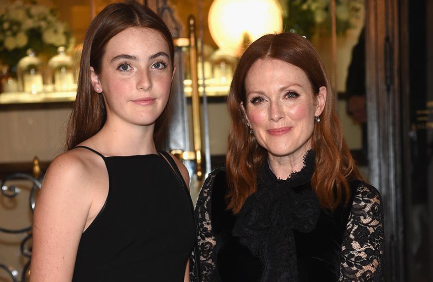 Wer ein Double für Schauspielerin Julianne Moore braucht, muss nicht lange suchen. Ihre Tochter Liv könnte locker für sie einspringen - auch wenn es für Mama Julianne nicht eilt, dass ihr jüngstes Kind ins Show-Business einsteigt. „Sie leben ein ganz normales Leben“, sagt sie über Liv und ihren großen Bruder Caleb. „Ich mache Frühstück für sie, mein Ehemann (Bart Freundlich) bringt sie zur Schule und wir gehen alle zusammen zu Basketball-Spielen.“