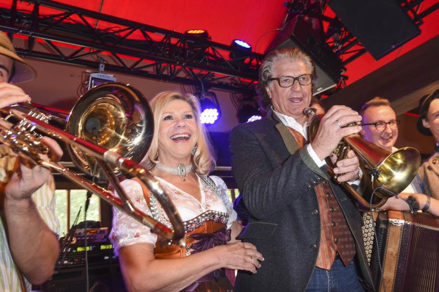 Marianne und Michael Hartl feiern ausgelassen auf dem Oktoberfest. Und das mit gutem Grund: Das Volksmusiker-Ehepaar veranstaltet einen Charity Lunch zugunsten von Bedürftigen.