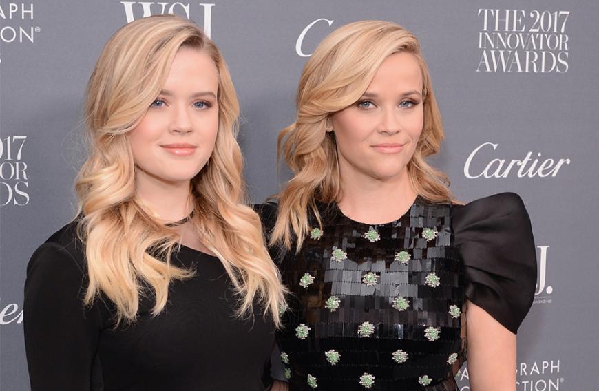 Krass! Sind das wirklich Mutter und Tochter? Reese Witherspoon und Tochter Ava sehen aus wie Zwillinge. Die gleiche Frisur, die gleichen Augen und sogar das gleiche verschmitze Lächeln mit einem Mundwinkel ... Und die beiden haben laut Reese noch mehr gemeinsam als nur ihr Äußeres: „Ich glaube, worin Ava und ich uns am meisten ähneln, ist unsere starke Meinung und unsere Empathie.