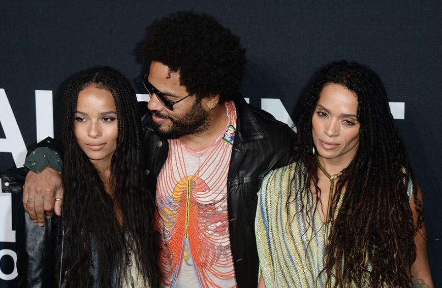 Ja, wer ist denn hier wer? Die Ex-Frau von Rockstar Lenny Kravitz und ihre Tochter sind kaum zu unterscheiden. Lisa Bonet (rechts) und ihre Tochter Zoe teilen nicht nur die gleiche Frisur, sondern auch den gleichen Mode-Geschmack: „Mein Stil ist sehr von meinen beiden Eltern inspiriert. Wir haben alle den gleichen Geschmack“, so Zoe. Und deshalb bedient sie sich auch gerne mal am Kleiderschrank ihrer Mutter: „Sie hat all diese wunderschönen, alten Teile.