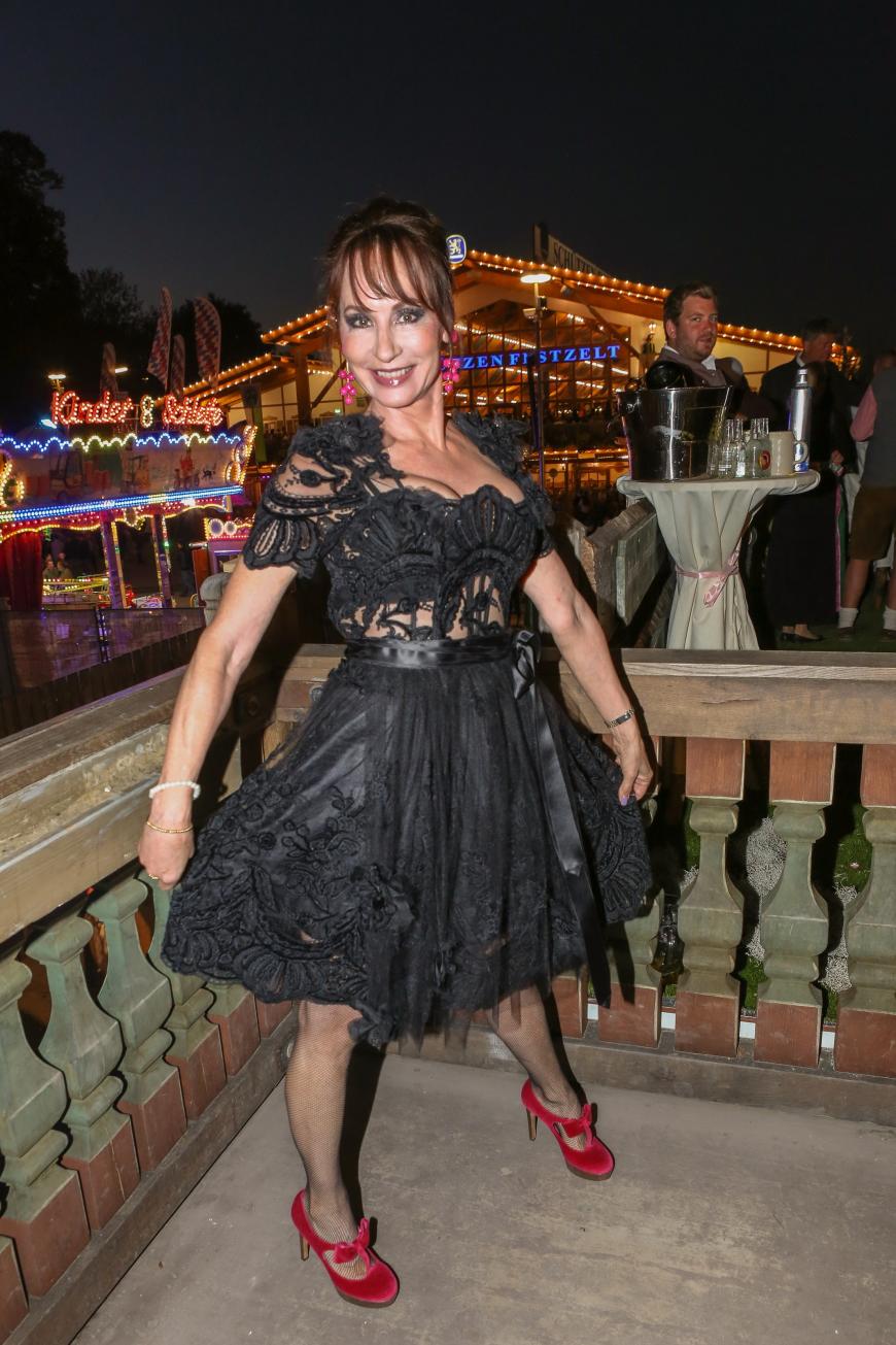 Opern- und Musicalsängerin Anna-Maria Kaufmann präsentiert sich in einem sexy schwarzen Spitzen-Dirndl.