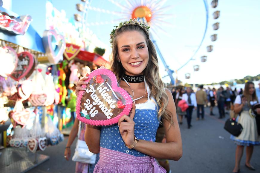 Sie ist das Wiesn-Playmate 2018: Julia Prokopy. Süß und verspielt zeigt sie sich da, wo sie ihrem Titel nach hingehört: Auf der Wiesn!