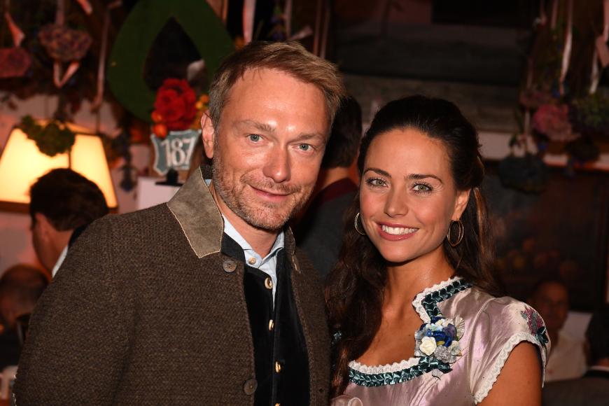 Der "Bergdoktor" Hans Sigl zeigt ... | Oktoberfest: So ausgelassen feiern die Promis auf der ...