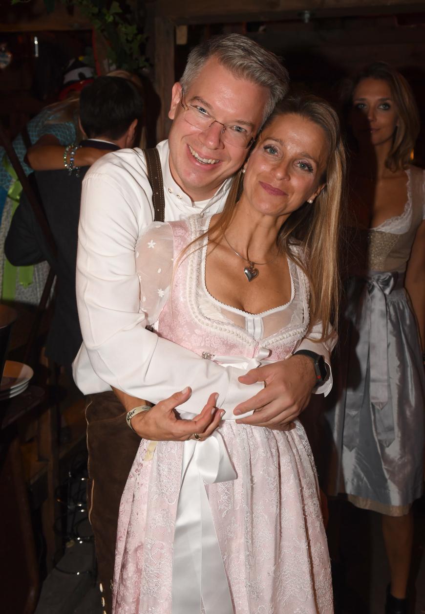 „Höhle der Löwen“-Star Frank Thelen und seine Frau Natalie blicken verliebt in die Kameras.