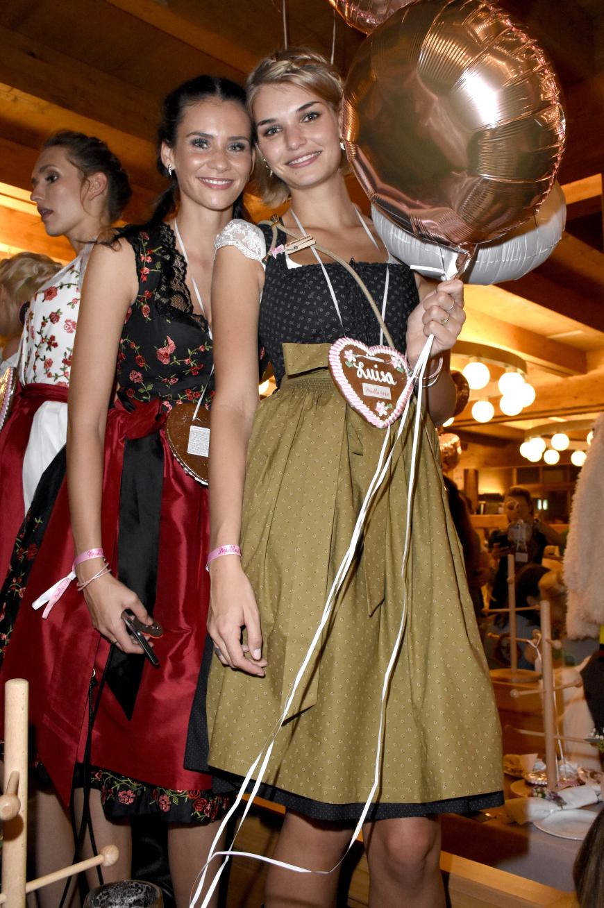 Model-Auflauf auf der Wiesn! GNTM-Kandidatin Betty Taube und Luisa Hartema, Gewinnerin der 7. Staffel der Castingshow 2012, feiern zusammen im Festzelt.