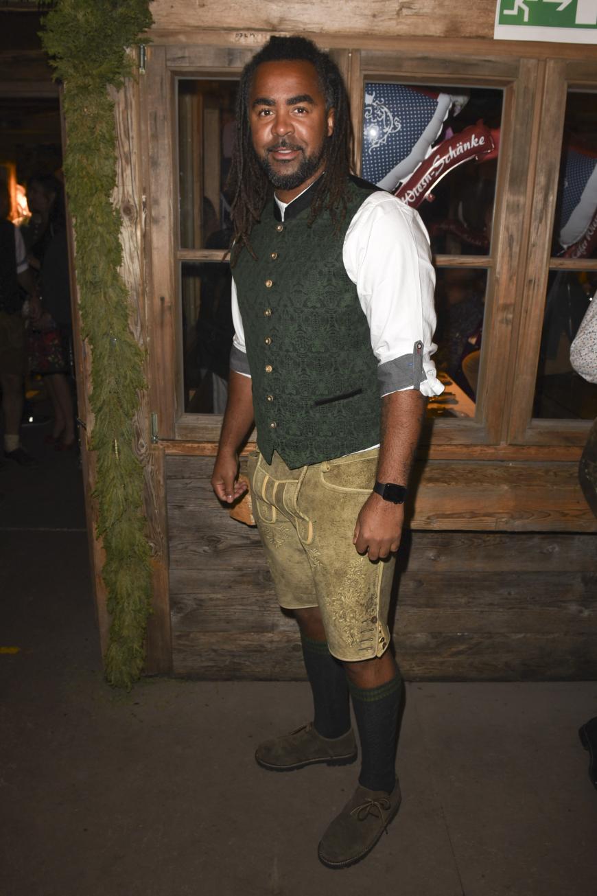 Der ehemalige deutsche Fußballspieler Patrick Owomoyela ist ebenfalls in Tracht zu Gast auf dem Volksfest.
