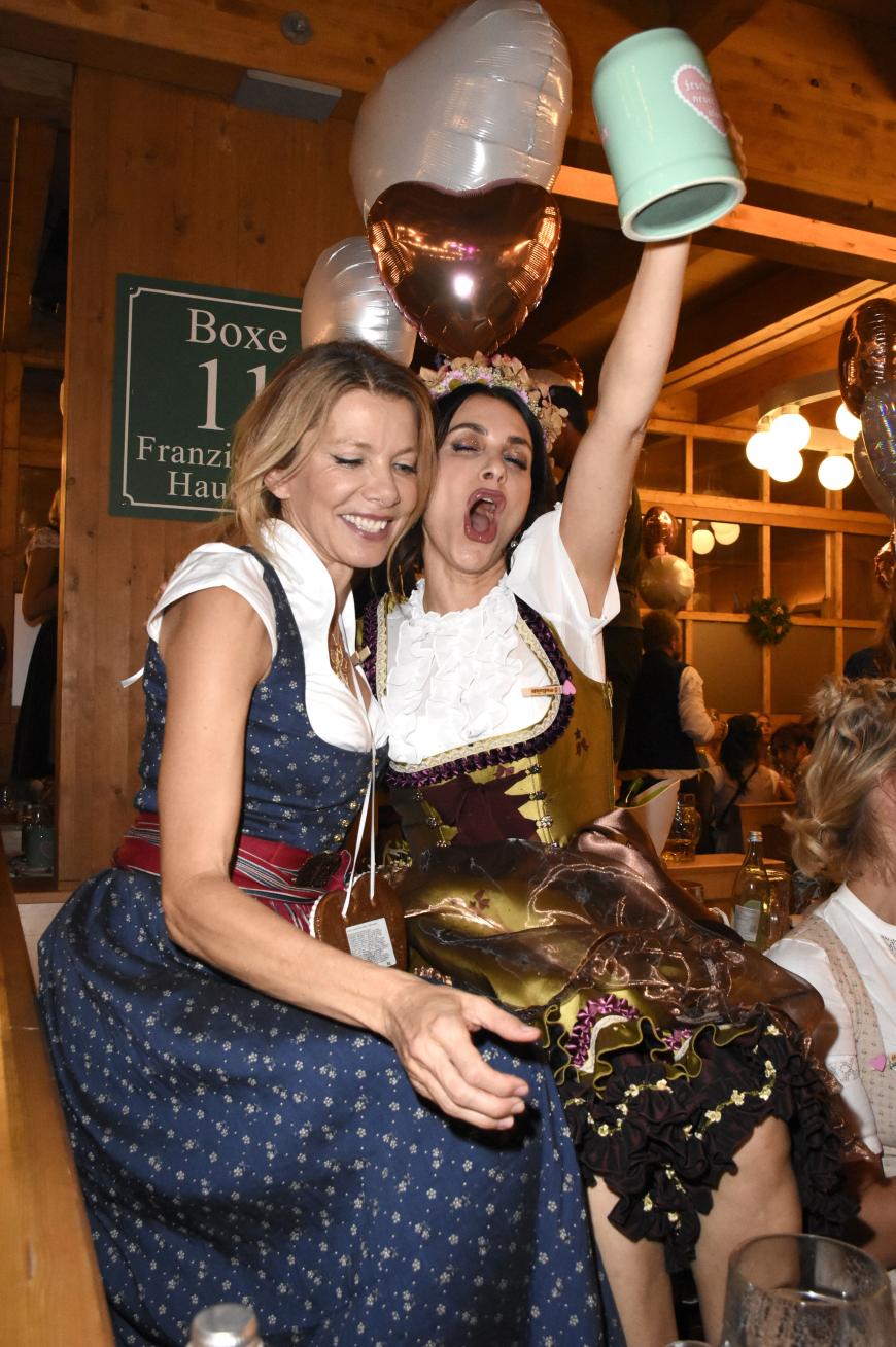 So feiert man auf den Wiesn! Schauspielerin Ursula Karven und Viktoria Lauterbach lassen es auf dem Oktoberfest krachen.