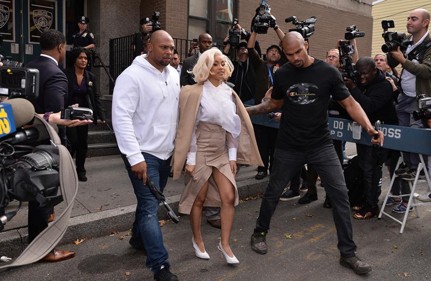 Die Rapperin beim Verlassen des Polizeireviers in New York. Ihr könnte ein Anklage wegen Körperverletzung drohen.
