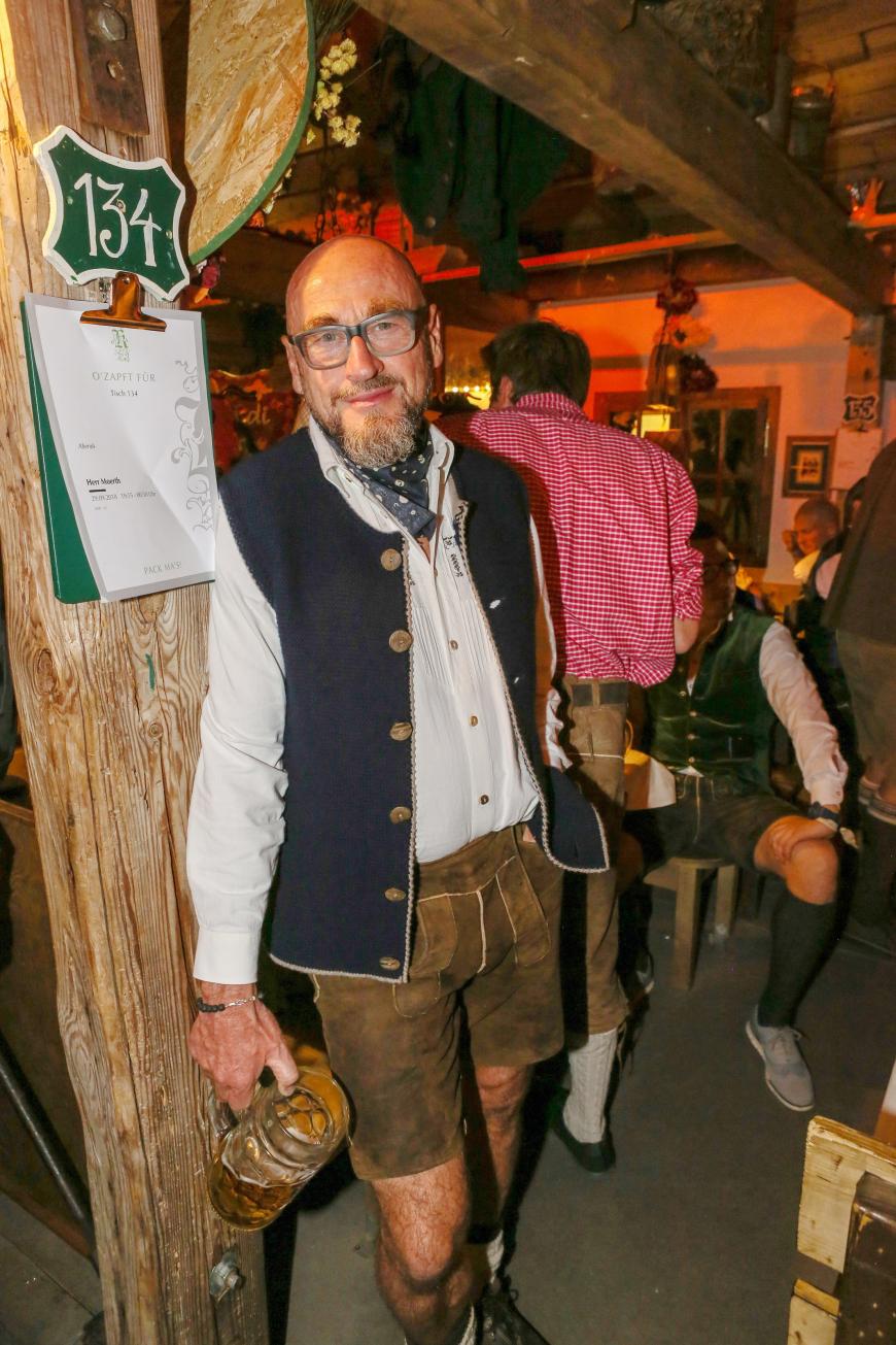 Jochen Schweizer posiert ganz lässig für die Fotografen im Festzelt. Da wird das Bier ganz kurz zur Nebensache.