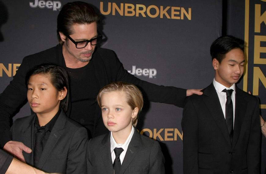Shiloh Jolie-Pitt ist total unglücklich. Sie kommt mit dem Rosenkrieg ihrer Eltern einfach nicht mehr klar. Und auch ihre Brüder Pax Thien (l.) und Maddox scheinen ihr Lächeln verloren zu haben ...