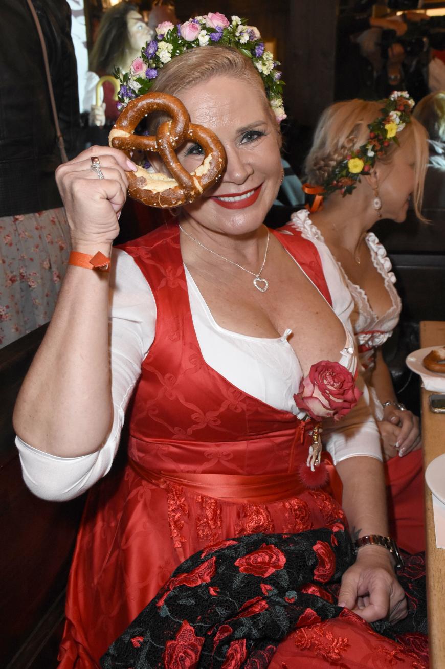 Guck guck! Claudia Effenberg lässt sich gerne auf der Wiesn blicken.