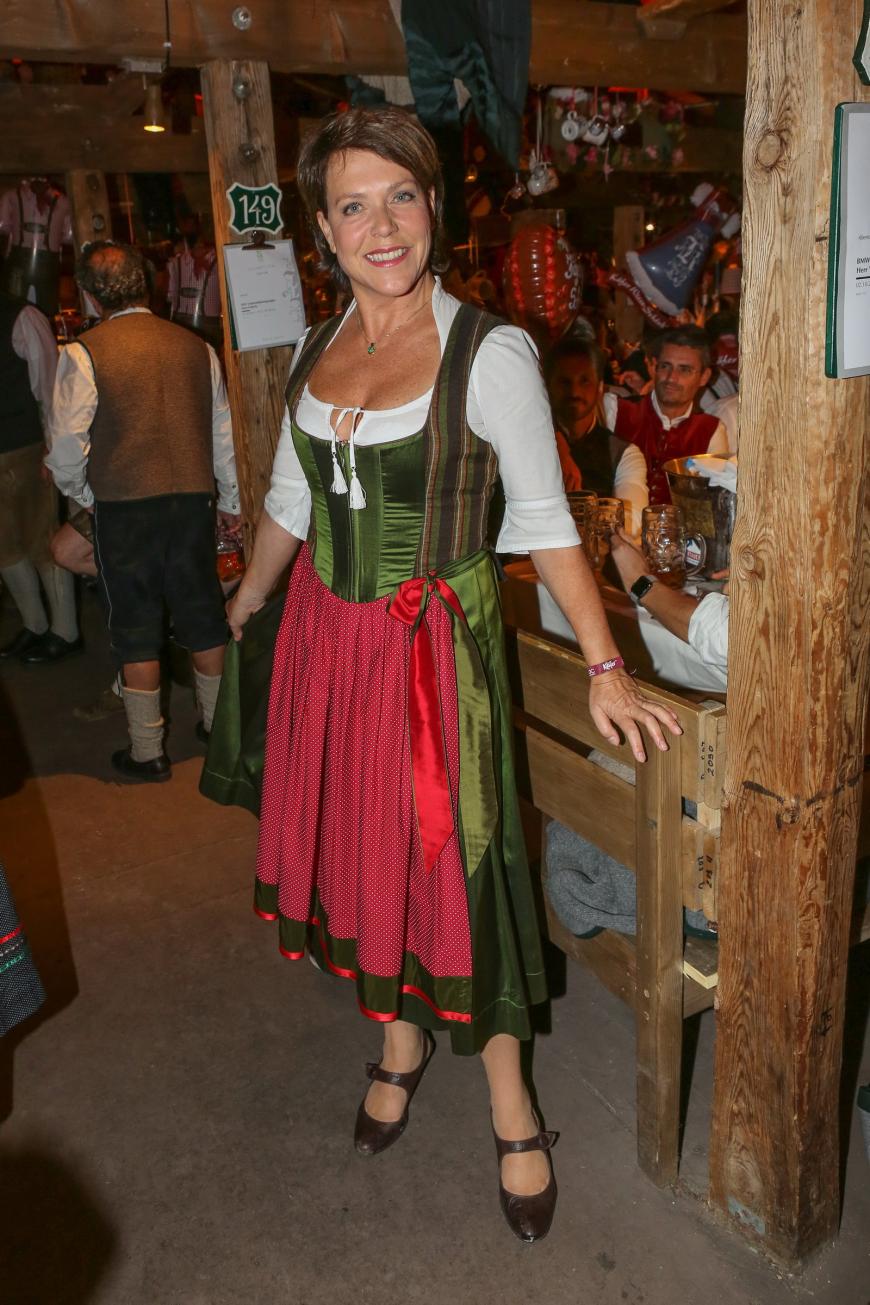 Schauspielerin Janina Hartwig mag es gern in Seidig-grün mit einer schlichten Bluse.